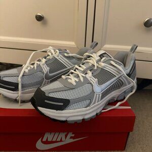 NEW!!  WOMEN NIKE ZOOM VOMERO 5 - SIZE 8